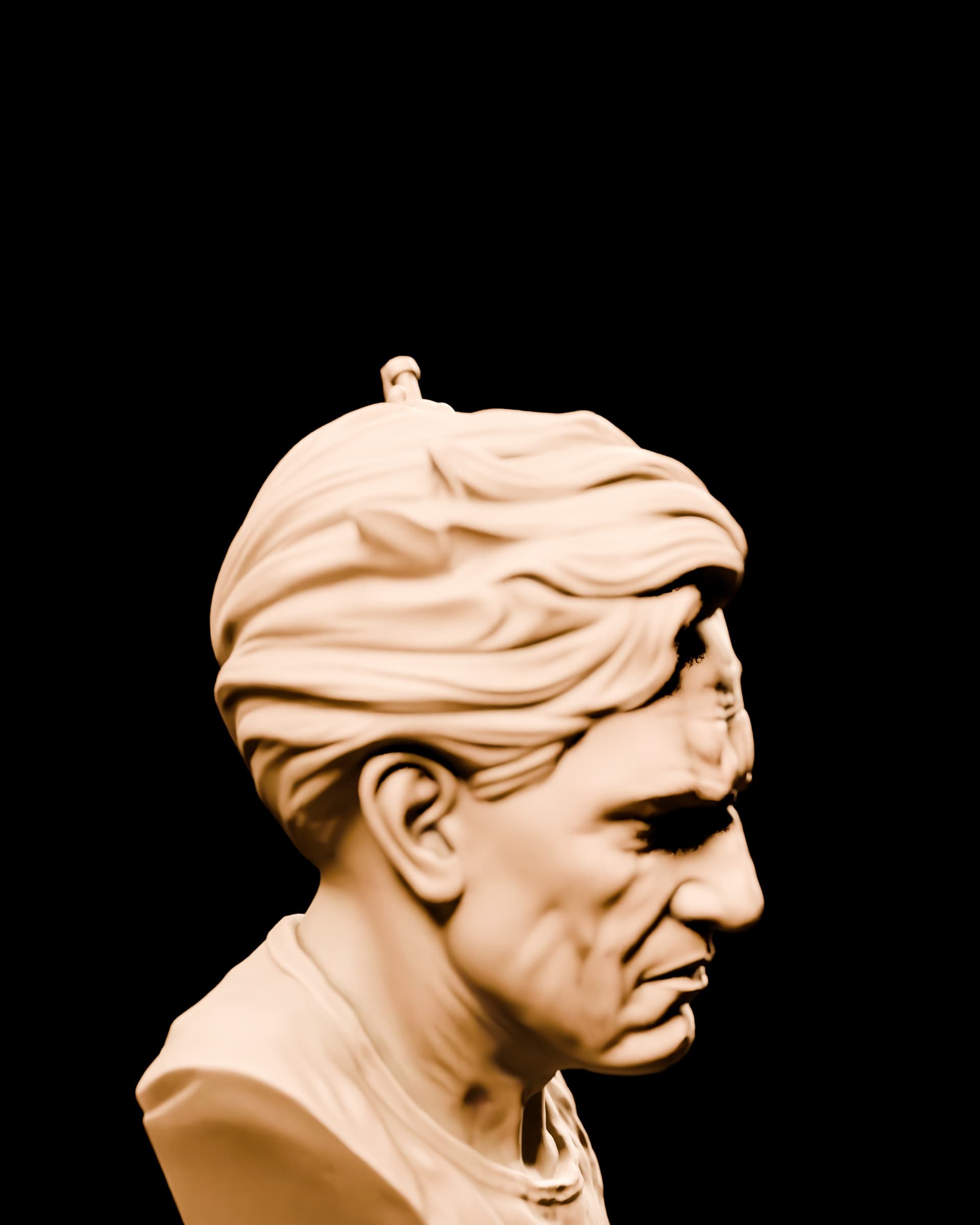 A bust in which one side of the face stays silent while the other already gives way to blades. Numbered edition of twelve, fabricated after order.